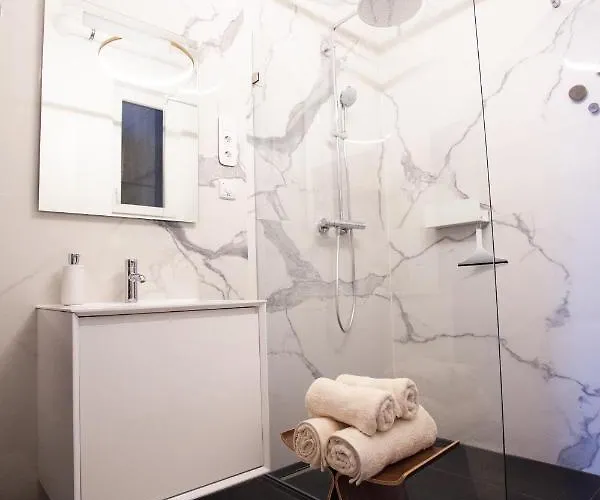 Real Deluxe Next To Danube Budapest